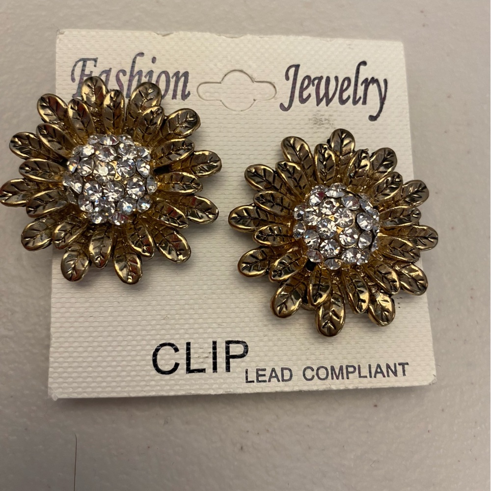 Gold with clear stones sunflower 🌻 clip earrings NWT